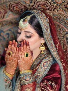 Bride showing mehndi